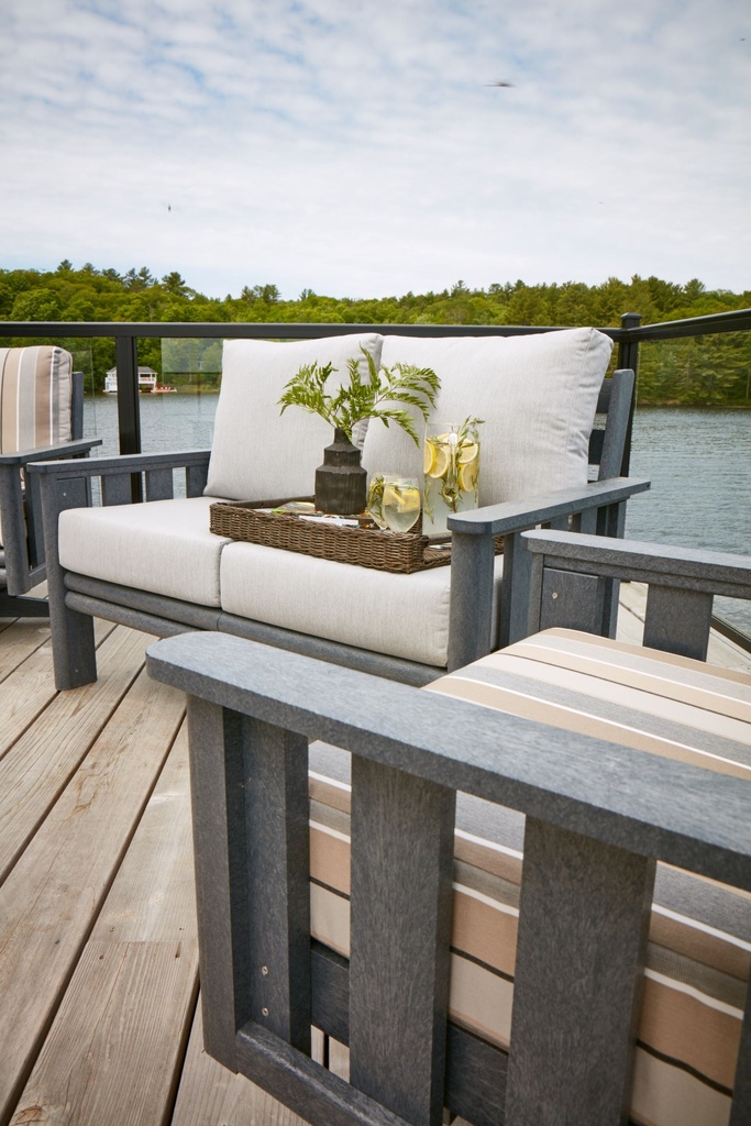 DSF262c * Loveseat w/Cushions, Stratford Collection